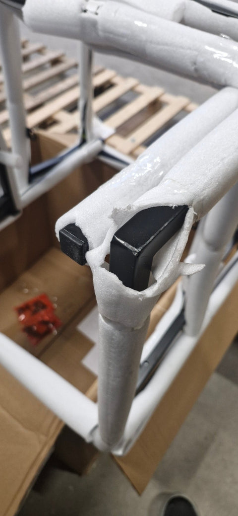 Allie spisebordsstol - Sort velour med armlæn. Brudt emballage, vipper, skrammer - se produktbeskrivelse (OU10762)