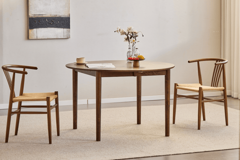 Spisebordsstol i røget bøg med fletsæde, naturlig farve. Denne stol kombinerer klassisk design med funktionalitet og komfort. Den slanke, lette træramme i røget bøg giver stolen et tidløst og sofistikeret udseende, mens det lyse fletsæde skaber en flot kontrast og tilføjer ekstra komfort og et naturligt præg. Stolen passer perfekt til det runde spisebord i røget eg med tillægsplader, så bordet kan forlænges ved særlige lejligheder.