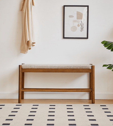 Mathew bænk i røget eg med polstret sæde i sand 90x35x45 cm