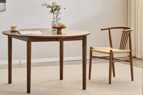 Spisebordsstol i røget bøg med fletsæde, naturlig farve. Denne stol kombinerer klassisk design med funktionalitet og komfort. Den slanke, lette træramme i røget bøg giver stolen et tidløst og sofistikeret udseende, mens det lyse fletsæde skaber en flot kontrast og tilføjer ekstra komfort og et naturligt præg. Stolen passer perfekt til det runde spisebord i røget eg med tillægsplader, så bordet kan forlænges ved særlige lejligheder.