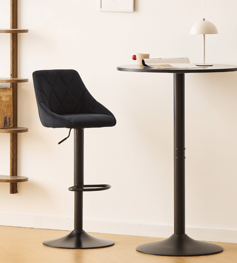 Cassie - Sort justerbar barstol i velour med drejefunktion 360 grader