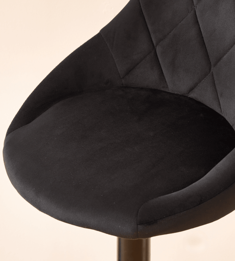 Cassie - Sort justerbar barstol i velour med drejefunktion 360 grader