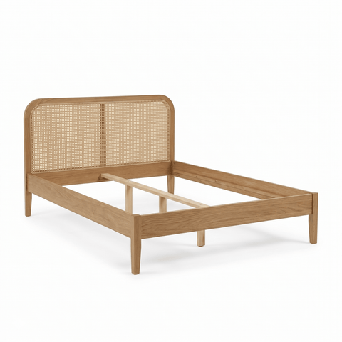 Jamie sengeramme i eg med sengegavl i rattan flet 140x200 cm
