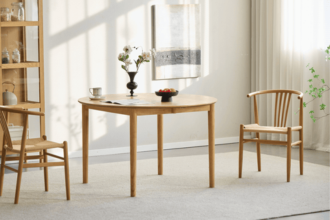 Spisebordsstol i bøg med fletsæde, naturlig farve og lodrette pinde. Denne stol kombinerer klassisk design med funktionalitet og komfort. Den slanke, lette træramme i bøg og de karakteristiske lodrette pinde på ryggen giver stolen et tidløst og elegant udseende. Det flettede sæde tilføjer ekstra komfort og et naturligt, rustikt præg. Stolen passer perfekt til moderne og nordisk inspirerede spisestuer og kan nemt integreres i både minimalistiske og mere traditionelle indretninger. Det stilrene design og den 