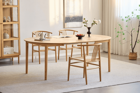 Spisebordsstol i bøg med fletsæde, naturlig farve og lodrette pinde. Denne stol kombinerer klassisk design med funktionalitet og komfort. Den slanke, lette træramme i bøg og de karakteristiske lodrette pinde på ryggen giver stolen et tidløst og elegant udseende. Det flettede sæde tilføjer ekstra komfort og et naturligt, rustikt præg. Stolen passer perfekt til moderne og nordisk inspirerede spisestuer og kan nemt integreres i både minimalistiske og mere traditionelle indretninger. Det stilrene design og den 