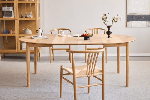 Spisebordsstol i bøg med fletsæde, naturlig farve og lodrette pinde. Denne stol kombinerer klassisk design med funktionalitet og komfort. Den slanke, lette træramme i bøg og de karakteristiske lodrette pinde på ryggen giver stolen et tidløst og elegant udseende. Det flettede sæde tilføjer ekstra komfort og et naturligt, rustikt præg. Stolen passer perfekt til moderne og nordisk inspirerede spisestuer og kan nemt integreres i både minimalistiske og mere traditionelle indretninger. Det stilrene design og den 