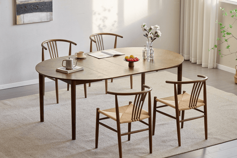 Spisebordsstol i røget bøg med fletsæde, naturlig farve. Denne stol kombinerer klassisk design med funktionalitet og komfort. Den slanke, lette træramme i røget bøg giver stolen et tidløst og sofistikeret udseende, mens det lyse fletsæde skaber en flot kontrast og tilføjer ekstra komfort og et naturligt præg. Stolen passer perfekt til det runde spisebord i røget eg med tillægsplader, så bordet kan forlænges ved særlige lejligheder.