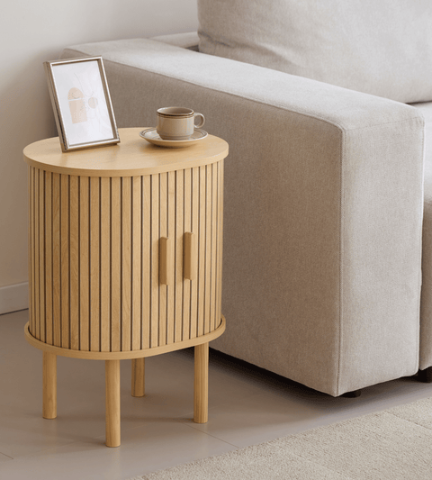 Penelope sengebord med jalousilåger i egetræslook – 45x35x60 cm