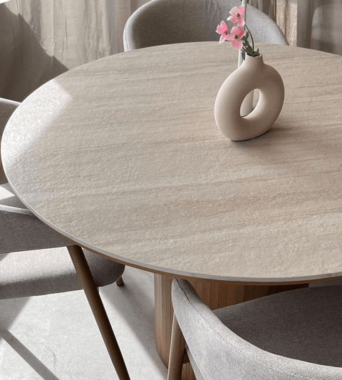 Enzo rundt spisebord med bordplade i beige sten og lamelfod i egetræ Ø120 cm