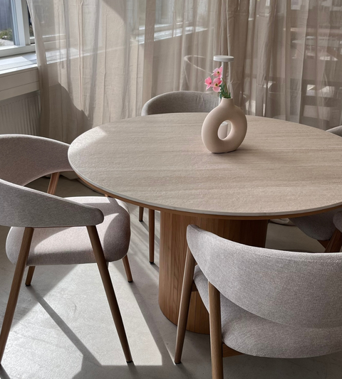 Enzo rundt spisebord med bordplade i beige sten og lamelfod i egetræ Ø120 cm