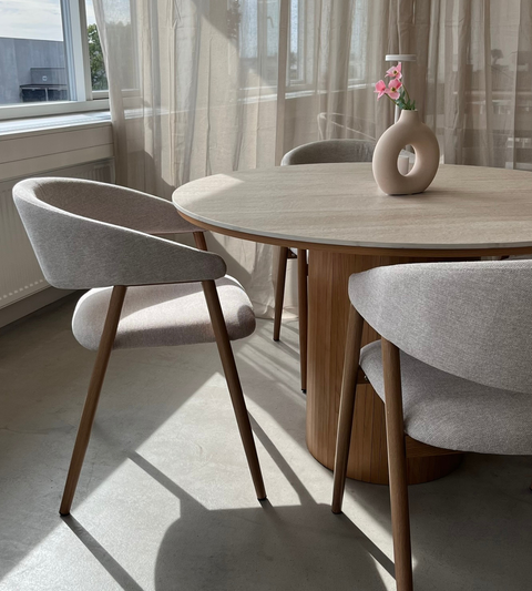 Enzo rundt spisebord med bordplade i beige sten og lamelfod i egetræ Ø120 cm