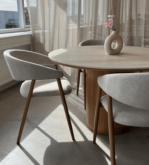 Enzo rundt spisebord med bordplade i beige sten og lamelfod i egetræ Ø120 cm