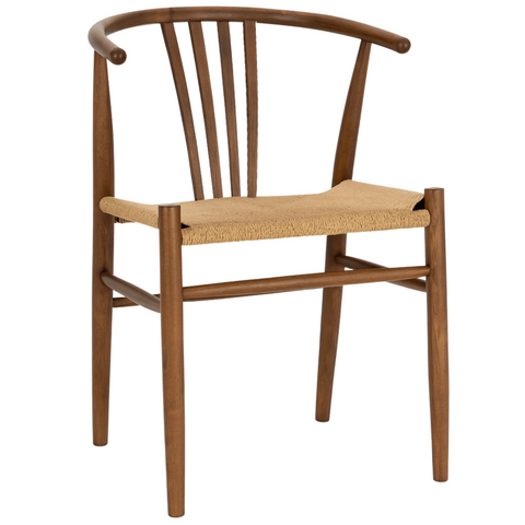 Spisebordsstol i røget bøg med lyst fletsæde. Denne stol kombinerer klassisk design med funktionalitet og komfort. Den slanke, lette træramme i røget bøg giver stolen et tidløst og sofistikeret udseende, mens det lyse fletsæde skaber en flot kontrast og tilføjer ekstra komfort og et naturligt præg. Stolen passer perfekt til moderne og nordisk inspirerede spisestuer og kan nemt integreres i både minimalistiske og mere traditionelle indretninger. Det stilrene design og den holdbare konstruktion gør denne spis