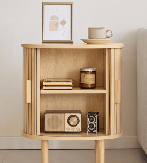 Penelope sengebord med jalousilåger i egetræslook – 45x35x60 cm