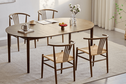 Spisebordsstol i røget bøg med fletsæde, naturlig farve. Denne stol kombinerer klassisk design med funktionalitet og komfort. Den slanke, lette træramme i røget bøg giver stolen et tidløst og sofistikeret udseende, mens det lyse fletsæde skaber en flot kontrast og tilføjer ekstra komfort og et naturligt præg. Stolen passer perfekt til det runde spisebord i røget eg med tillægsplader, så bordet kan forlænges ved særlige lejligheder.