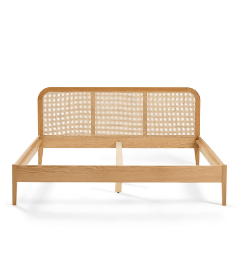 Jamie sengeramme i eg med sengegavl i rattan flet 180x200 cm