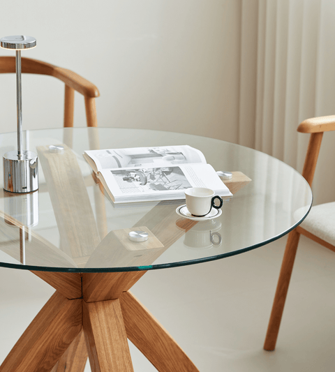 Sidney - Glas spisebord med ben i massiv egetræ Ø100 cm