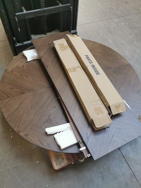 Maggie - Rundt spisebord i røget egefiner med udtræk 120/160/200 cm - Inkl. 2 Tillægsplader. Uden emballage, ridser, småskader (OUB10512)