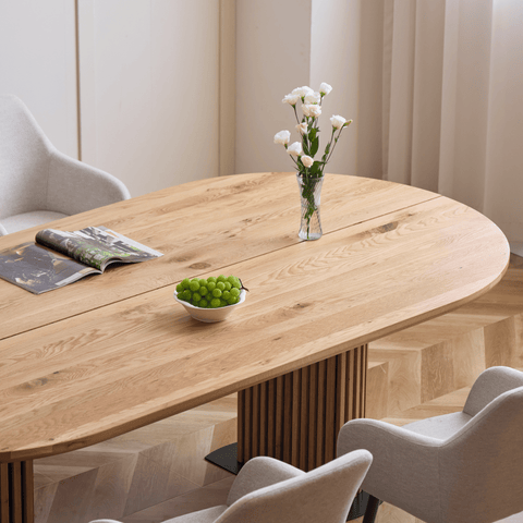 Matteo - Plankebord med lamelfod i olieret/natur massiv eg 240x120x77 cm