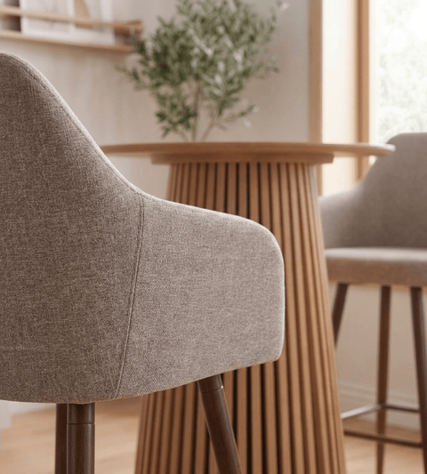 Jenna barstol - sand tekstil med armlæn 65 cm med røget egelook