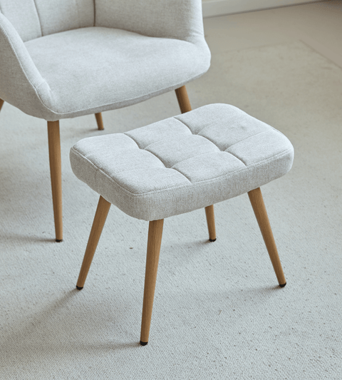 Robert lænestol med skammel - beige tekstil med egelook