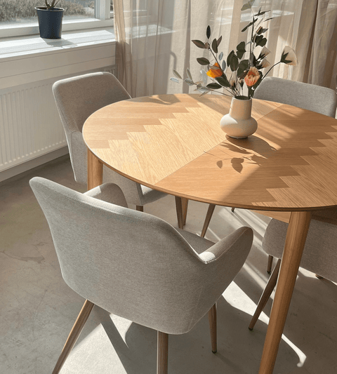Jenna spisebordsstol - beige tekstil med egelook