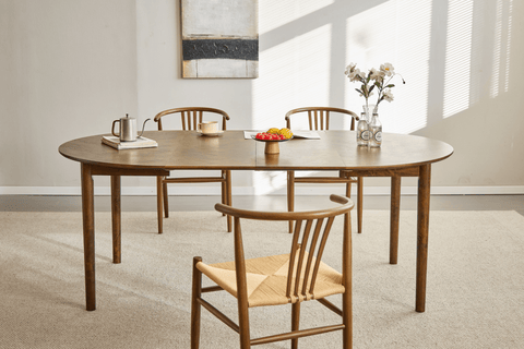 Spisebordsstol i røget bøg med fletsæde, naturlig farve. Denne stol kombinerer klassisk design med funktionalitet og komfort. Den slanke, lette træramme i røget bøg giver stolen et tidløst og sofistikeret udseende, mens det lyse fletsæde skaber en flot kontrast og tilføjer ekstra komfort og et naturligt præg. Stolen passer perfekt til det runde spisebord i røget eg med tillægsplader, så bordet kan forlænges ved særlige lejligheder.