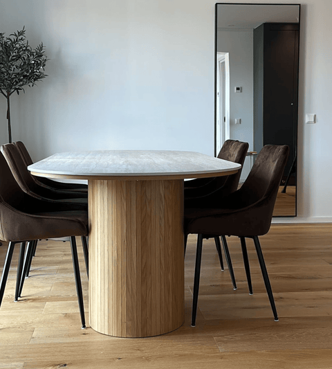 Enzo ovalt spisebord med stenbordplade i beige og lamelfod i eg 220x100x76 cm
