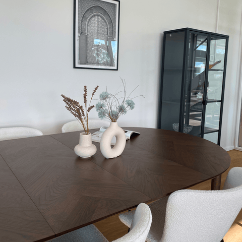 Maggie - Rundt spisebord i røget egefiner med udtræk 120/160/200 cm - Inkl. 2 Tillægsplader. Uden emballage, ridser, småskader (OUB10512)