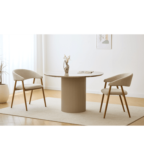 Ebba spisebordsstol - Beige tekstil med ben i egelook