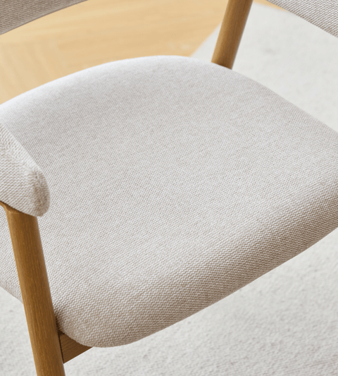 Ebba spisebordsstol - Beige tekstil med ben i egelook