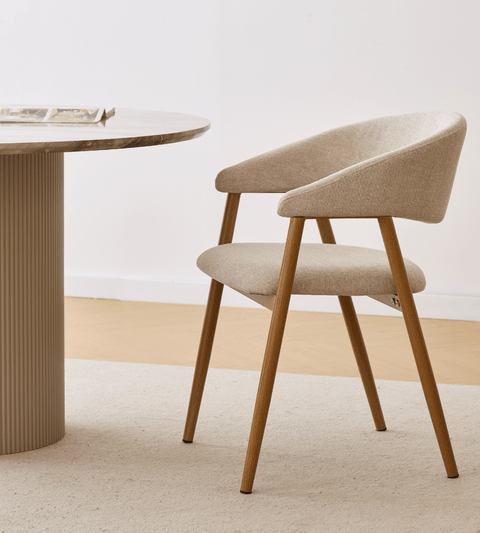 Ebba spisebordsstol - Beige tekstil med ben i egelook
