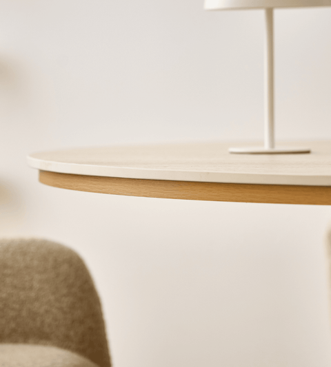 Enzo rundt spisebord med bordplade i beige sten og lamelfod i egetræ Ø120 cm