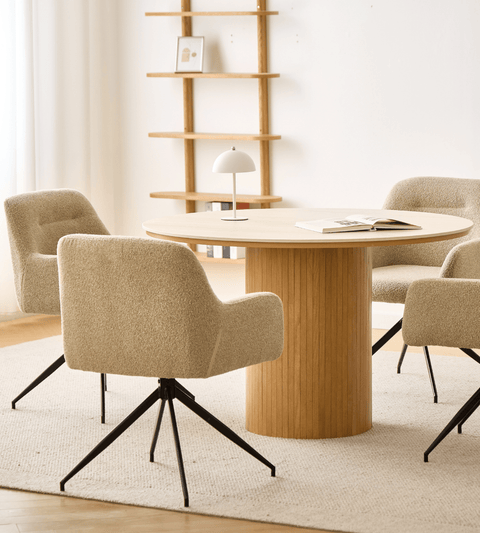 Enzo rundt spisebord med bordplade i beige sten og lamelfod i egetræ Ø120 cm