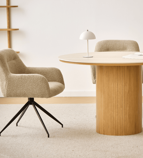 Enzo rundt spisebord med bordplade i beige sten og lamelfod i egetræ Ø120 cm