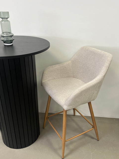 Jenna barstol - beige tekstil med armlæn 65 cm