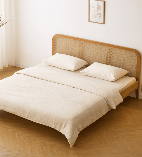 Jamie sengeramme i eg med sengegavl i rattan flet 180x200 cm