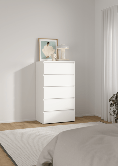 Maise kommode H:114 x B:65 x D:41 cm med 5 skuffer i hvid