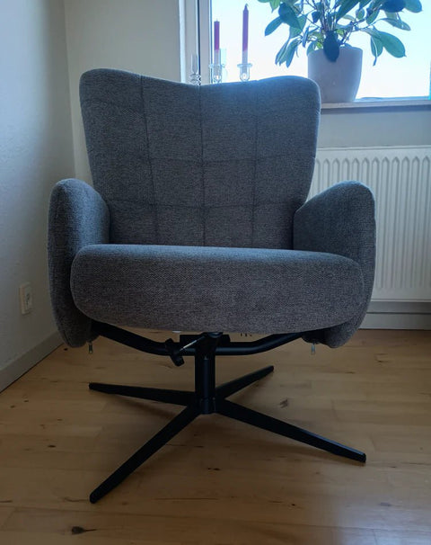 Alfred lænestol med vippefunktion og fodskammel i grå. Trykmærker/ Skæv (OU10048)