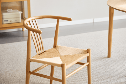 Spisebordsstol i bøg med fletsæde, naturlig farve og lodrette pinde. Denne stol kombinerer klassisk design med funktionalitet og komfort. Den slanke, lette træramme i bøg og de karakteristiske lodrette pinde på ryggen giver stolen et tidløst og elegant udseende. Det flettede sæde tilføjer ekstra komfort og et naturligt, rustikt præg. Stolen passer perfekt til moderne og nordisk inspirerede spisestuer og kan nemt integreres i både minimalistiske og mere traditionelle indretninger. Det stilrene design og den 