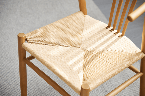 Spisebordsstol i bøg med fletsæde, naturlig farve og lodrette pinde. Denne stol kombinerer klassisk design med funktionalitet og komfort. Den slanke, lette træramme i bøg og de karakteristiske lodrette pinde på ryggen giver stolen et tidløst og elegant udseende. Det flettede sæde tilføjer ekstra komfort og et naturligt, rustikt præg. Stolen passer perfekt til moderne og nordisk inspirerede spisestuer og kan nemt integreres i både minimalistiske og mere traditionelle indretninger. Det stilrene design og den 