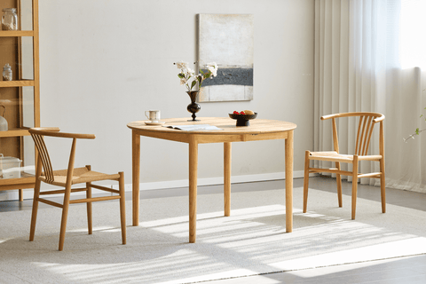 Spisebordsstol i bøg med fletsæde, naturlig farve og lodrette pinde. Denne stol kombinerer klassisk design med funktionalitet og komfort. Den slanke, lette træramme i bøg og de karakteristiske lodrette pinde på ryggen giver stolen et tidløst og elegant udseende. Det flettede sæde tilføjer ekstra komfort og et naturligt, rustikt præg. Stolen passer perfekt til moderne og nordisk inspirerede spisestuer og kan nemt integreres i både minimalistiske og mere traditionelle indretninger. Det stilrene design og den 