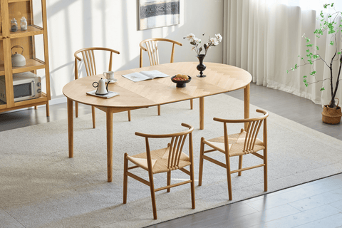 Rundt spisebord med sildebensmønster i naturlig eg og spisebordsstole med fletsæde. Bordet har et flot sildebensdesign, der giver et unikt og stilfuldt udtryk. De naturlige træben og den varme farve gør det til en perfekt match til både moderne og klassisk indretning. Stolene med fletsæde og de lodrette pinde på ryggen giver ekstra komfort og et skønt, naturligt look. Sammen skaber bordet og stolene en hyggelig og indbydende atmosfære, ideelt til både hverdagens måltider og festlige lejligheder