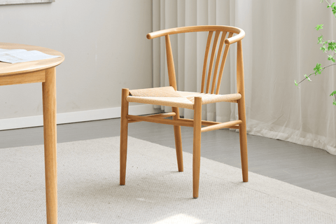 Spisebordsstol i bøg med fletsæde, naturlig farve og lodrette pinde. Denne stol kombinerer klassisk design med funktionalitet og komfort. Den slanke, lette træramme i bøg og de karakteristiske lodrette pinde på ryggen giver stolen et tidløst og elegant udseende. Det flettede sæde tilføjer ekstra komfort og et naturligt, rustikt præg. Stolen passer perfekt til moderne og nordisk inspirerede spisestuer og kan nemt integreres i både minimalistiske og mere traditionelle indretninger. Det stilrene design og den 