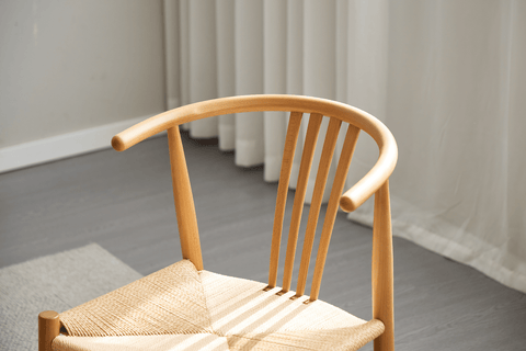 Spisebordsstol i bøg med fletsæde, naturlig farve og lodrette pinde. Denne stol kombinerer klassisk design med funktionalitet og komfort. Den slanke, lette træramme i bøg og de karakteristiske lodrette pinde på ryggen giver stolen et tidløst og elegant udseende. Det flettede sæde tilføjer ekstra komfort og et naturligt, rustikt præg. Stolen passer perfekt til moderne og nordisk inspirerede spisestuer og kan nemt integreres i både minimalistiske og mere traditionelle indretninger. Det stilrene design og den 